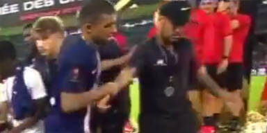 Mbapp&eacute; schubst Neymar aus Foto