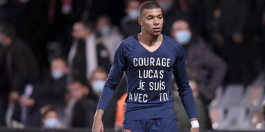 Mbapp&eacute; mit emotionaler Botschaft an Fan