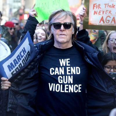 Alissa Milano zeigt ihren Widerstand gegen Wafengewalt