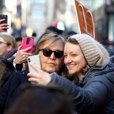 Alissa Milano zeigt ihren Widerstand gegen Wafengewalt