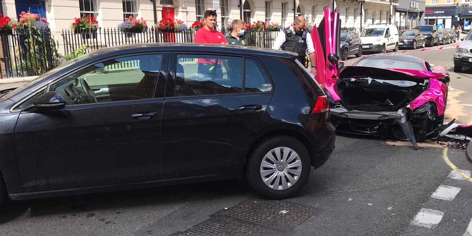 Pinker 570-PS-McLaren schießt VW Golf ab