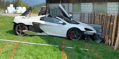 Mit 250.000-Euro-Sportwagen in Bauernhof gerast