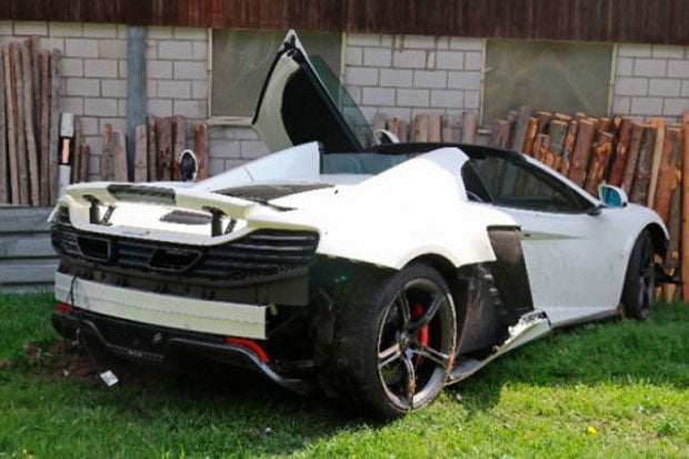 Mit 250.000-Euro-Sportwagen in Bauernhof gerast