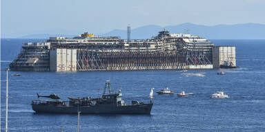 Costa Concordia wird abgeschleppt