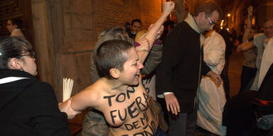 Nacktivistinnen bewerfen Erzbischof mit Slips