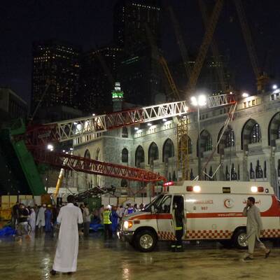 Kran stürzt auf Moschee in Mekka