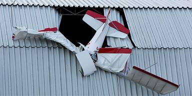 Flugschüler rast in Hangar - tot