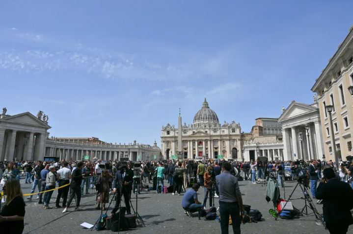 Medienrummel auf dem Petersplatz