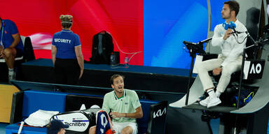 &bdquo;Bist du dumm?&ldquo; Medwedew attackiert Referee