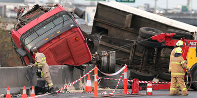 Lastwagen kippt über Brückenrand