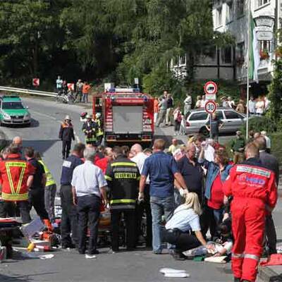 Auto raste in Menschenmenge