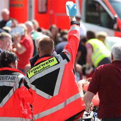 Auto raste in Menschenmenge