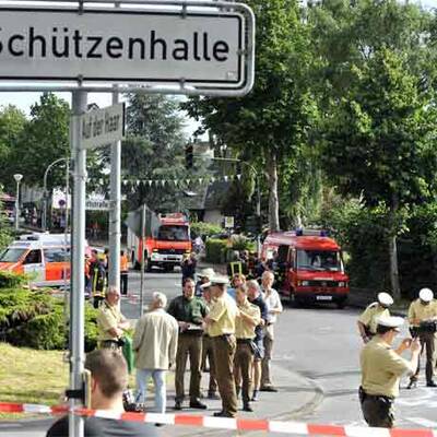 Auto raste in Menschenmenge