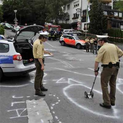 Auto raste in Menschenmenge