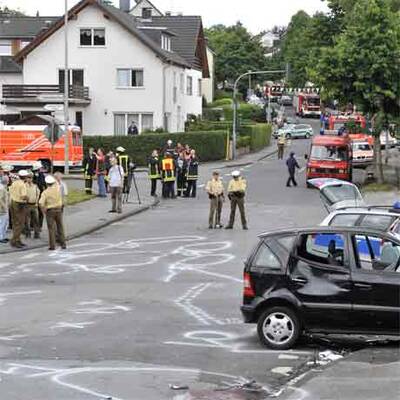 Auto raste in Menschenmenge
