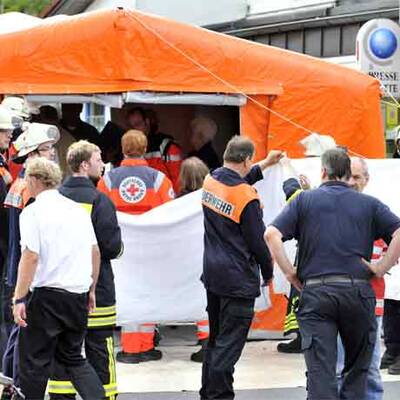 Auto raste in Menschenmenge