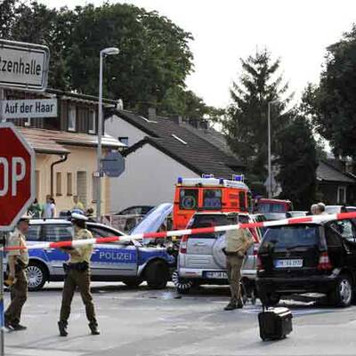 Auto raste in Menschenmenge