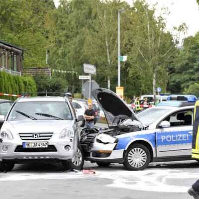 Auto raste in Menschenmenge
