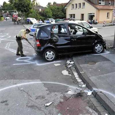 Auto raste in Menschenmenge