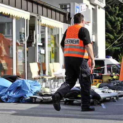 Auto raste in Menschenmenge