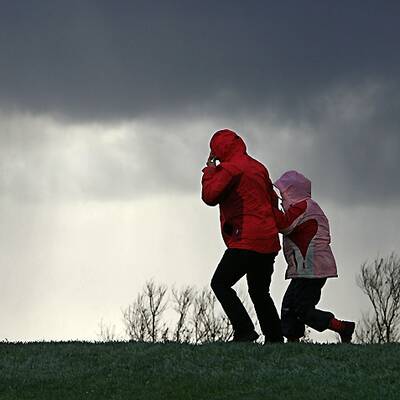 23:55 Zirkuszelt stürzt ein