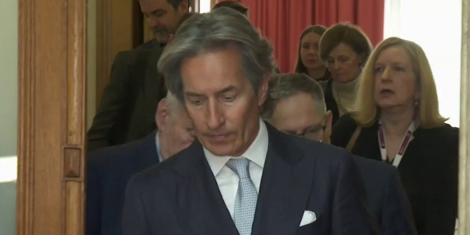 Bis zu 6 Monate warten: Fußfessel für Grasser hängt in der Luft