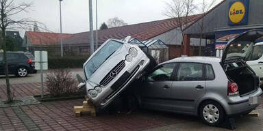 Mercedes-Fahrer parkte auf einem Polo