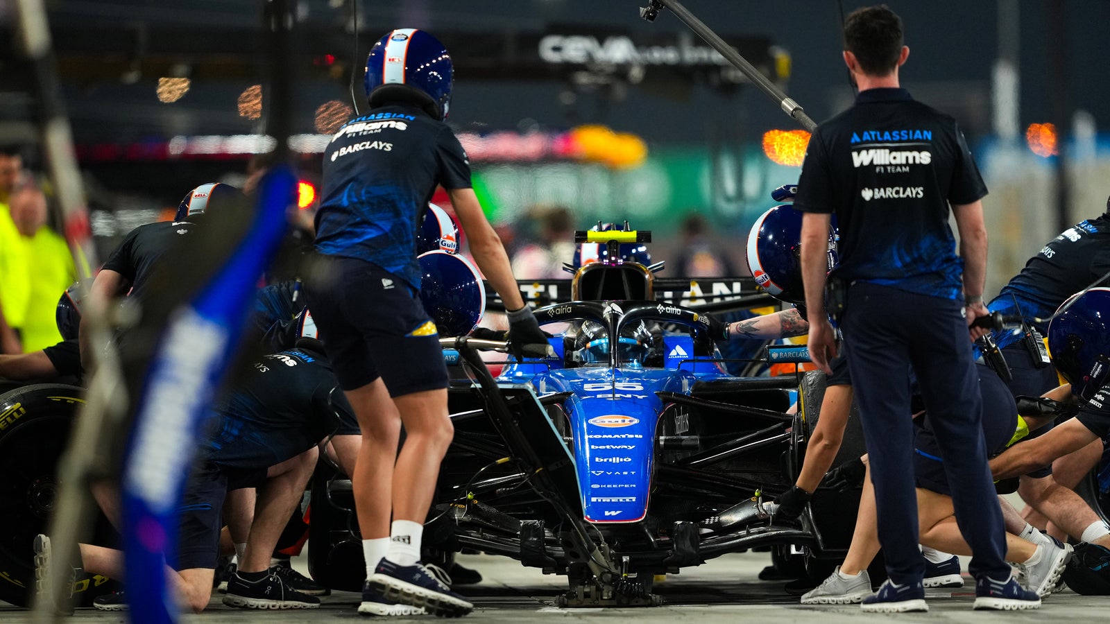 Mercedes-Teammitlieder haben Bahrain sicher verlassen Kép