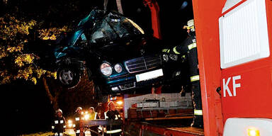 Mit Mercedes gegen Baum