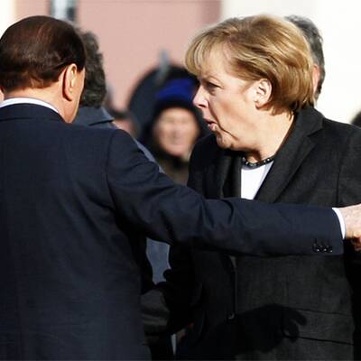 Silvio Berlusconi spielt mit Angela Merkel Verstecken