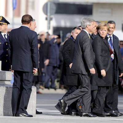Silvio Berlusconi spielt mit Angela Merkel Verstecken