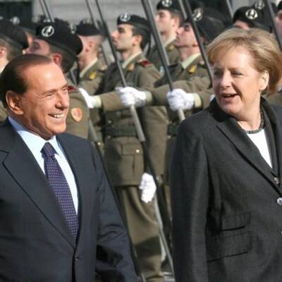 Silvio Berlusconi spielt mit Angela Merkel Verstecken