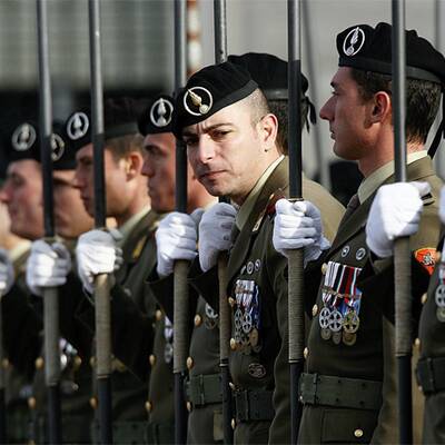 Silvio Berlusconi spielt mit Angela Merkel Verstecken