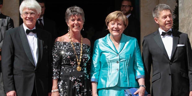 Bayreuth: Merkel brach mit ihrem Stuhl zusammen