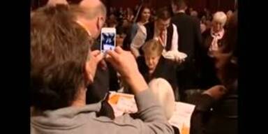 Bier-Dusche f&uuml;r Angela Merkel