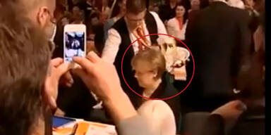 Bier-Dusche f&uuml;r Angela Merkel