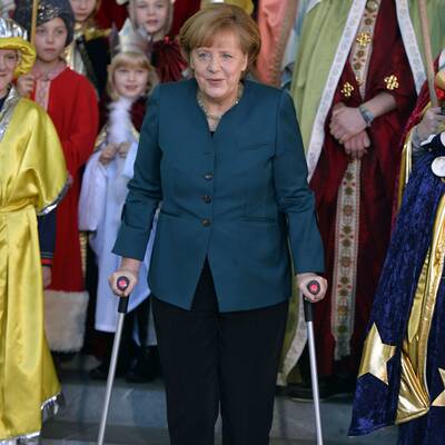 Angela Merkel auf Krücken im Kanzleramt