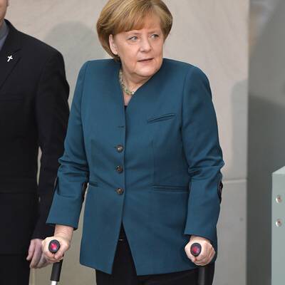 Angela Merkel auf Krücken im Kanzleramt