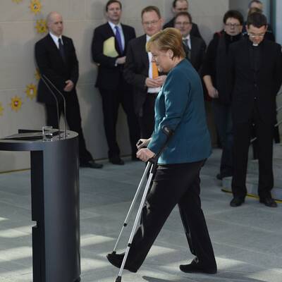 Angela Merkel auf Krücken im Kanzleramt