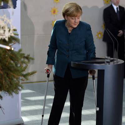 Angela Merkel auf Krücken im Kanzleramt