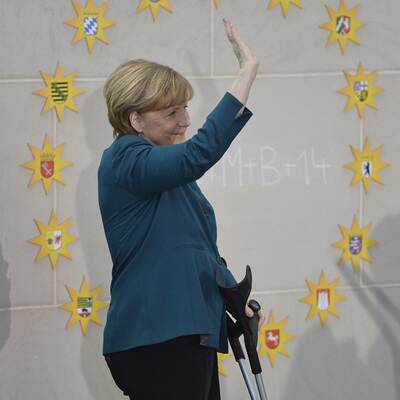 Angela Merkel auf Krücken im Kanzleramt