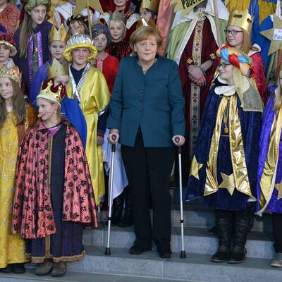 Angela Merkel auf Krücken im Kanzleramt