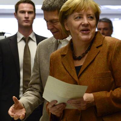  Die Kanzlerin wählte mit ihrem Mann Joachim Sauer in Berlin-Mitte.