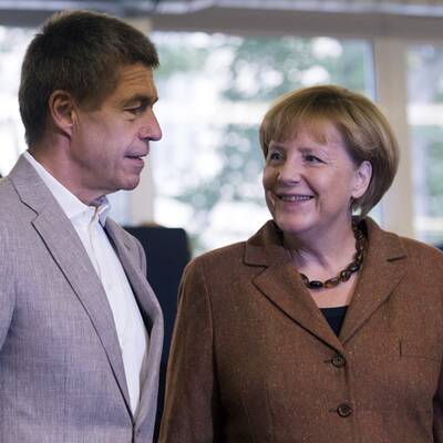  Die Kanzlerin wählte mit ihrem Mann Joachim Sauer in Berlin-Mitte.