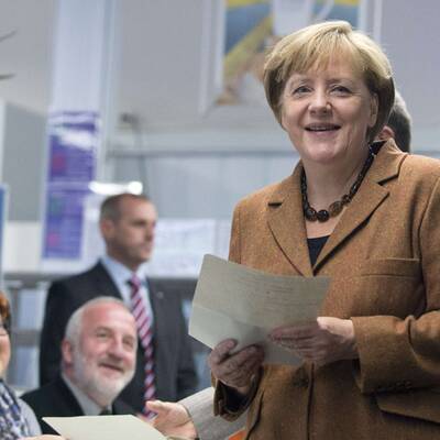  Die Kanzlerin wählte mit ihrem Mann Joachim Sauer in Berlin-Mitte.