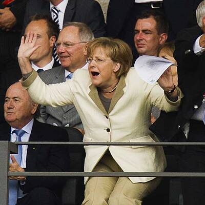 So jubelte Merkel bei Deutschlands Auftaktsieg