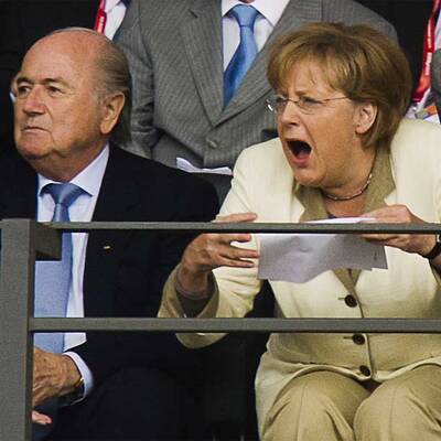 So jubelte Merkel bei Deutschlands Auftaktsieg