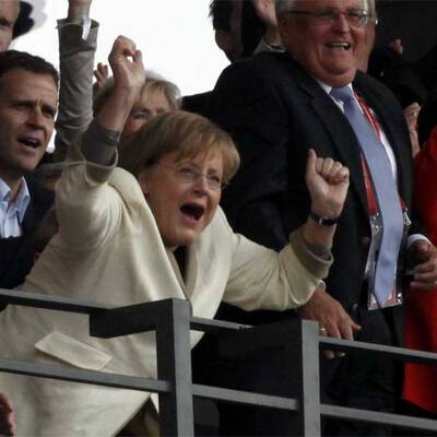 So jubelte Merkel bei Deutschlands Auftaktsieg