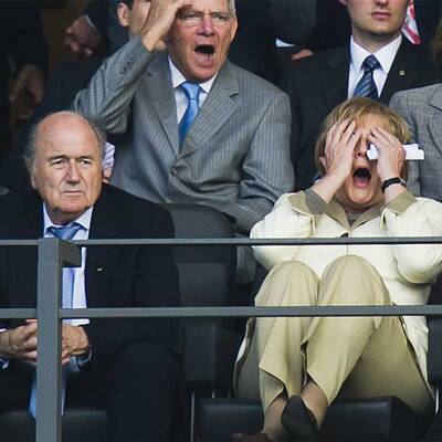 So jubelte Merkel bei Deutschlands Auftaktsieg