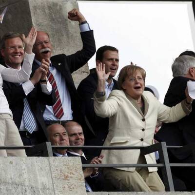 So jubelte Merkel bei Deutschlands Auftaktsieg
